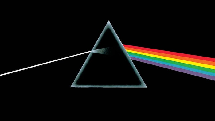 La pochette montre un prisme reflétant la lumière blanche en faisceau arc-en-ciel sur un fond noir.