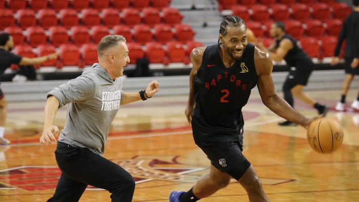 Kawhi dribble avec le ballon en riant, poursuivi par Darko Rajakovic.