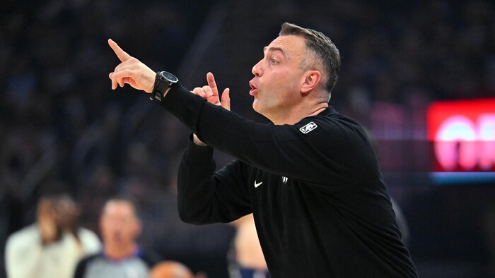 Darko Rajaković donne des instructions à ses joueurs. 