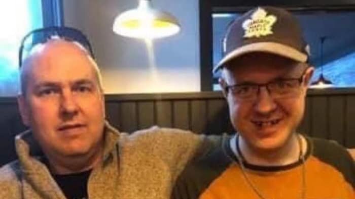 Darrell Tidd passe son bras derrière les épaules de son fils Devan. 