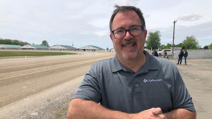 Darrin Canniff à l'extérieur.