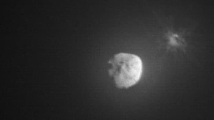 Un satellite de la taille d'une boîte à chaussures, appelé LICIACube, relâché par le DART il y a quelques jours, est passé à environ 55 km de l'astéroïde pour prendre des images de l'impact.