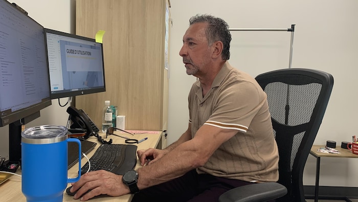 Un homme assis dans un bureau.