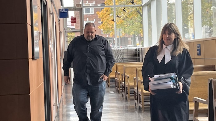 Un homme qui marche dans le palais de justice.