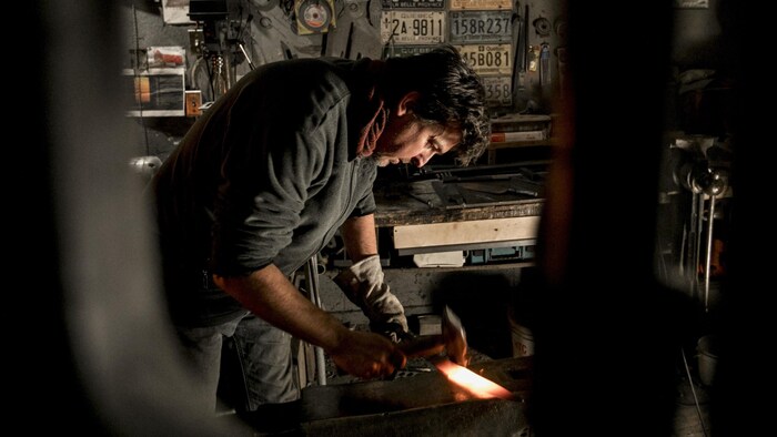 Un homme dans lad atelier au travail.