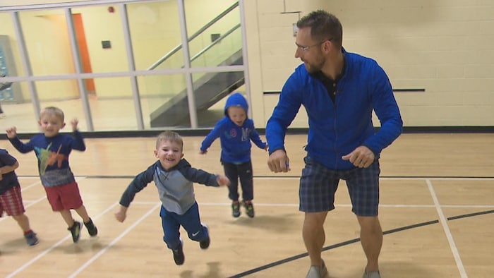 Des enfants jouent dans un gymnase.