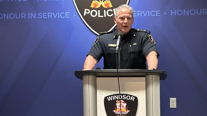 David DeLuca de la police de Windso devant la presse