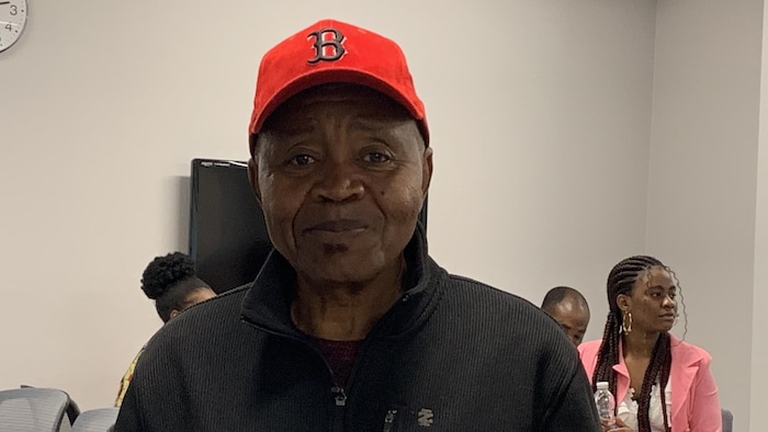 David Mboli avec casquette rouge