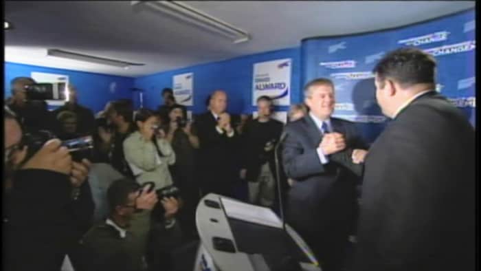 David Alward serre la main de Daniel Allain lors de la victoire des progressistes-conservateurs en 2010. Le nouveau premier ministre nommera plus tard Daniel Allain PDG d'Alcool NB.