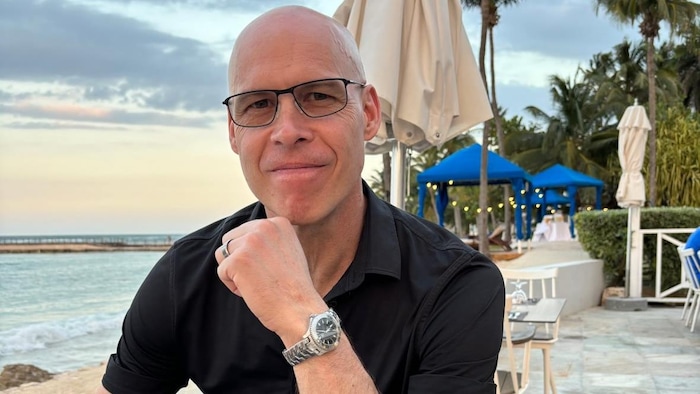 David Bennett pose devant la plage.