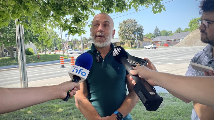 Un homme en conférence de presse. 