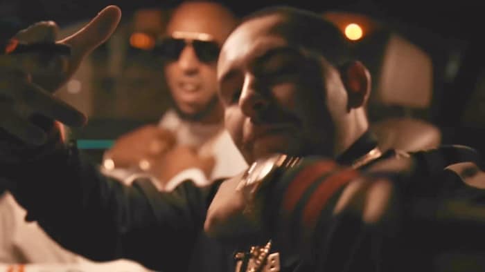 Dave Turmel et David Bouchard Michel sont dans une voiture, pour un vidéoclip.