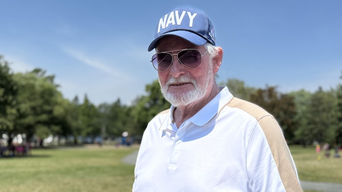 David Christopher, ancien maire de Beaumont portant casquette et lunettes de soleil dans un parc.
