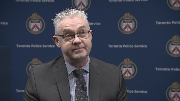 David Coffey répond à des questions.