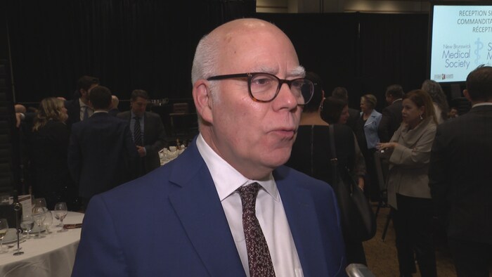 David Coon répond aux questions d'un journaliste.