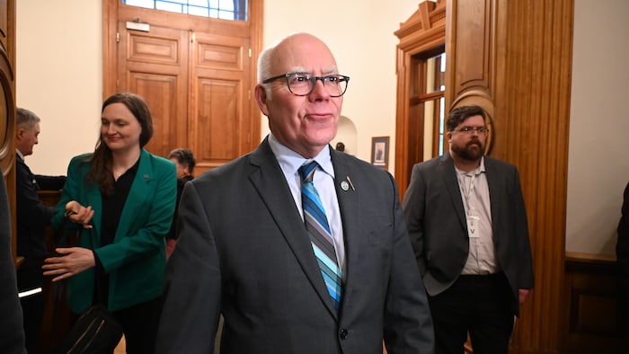 David Coon dans l'édifice de l'Assemblée législative.