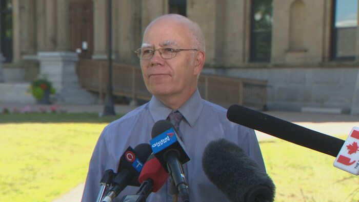 Le chef du Parti vert du Nouveau-Brunswick, David Coon, s'adresse aux médias après que le premier ministre Blaine Higgs eut déclenché des élections durant une pandémie, le 17 août 2020.
