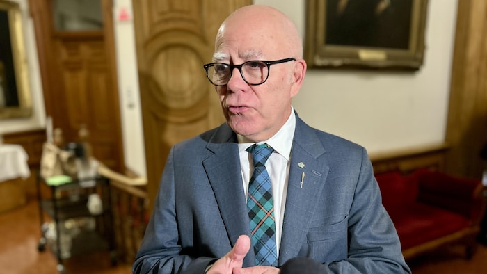 David Coon répond aux questions des journalistes.