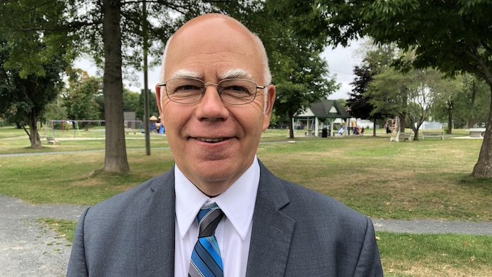 David Coon dans un parc.