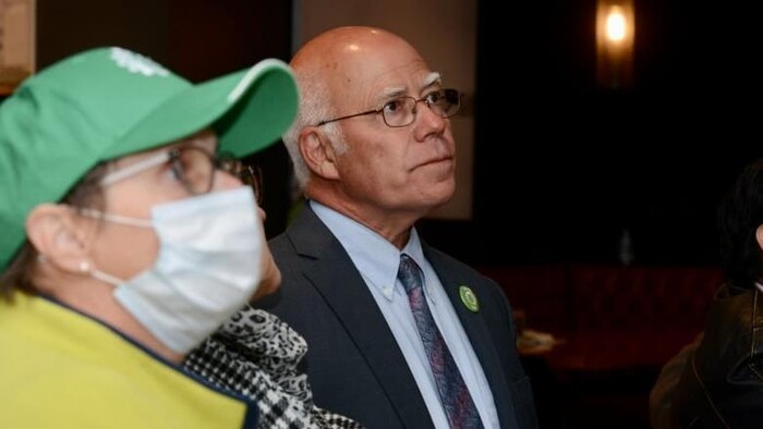 Le chef du Parti vert du Nouveau-Brunswick, David Coon, lors de la soirée électorale dans un bar à Fredericton.