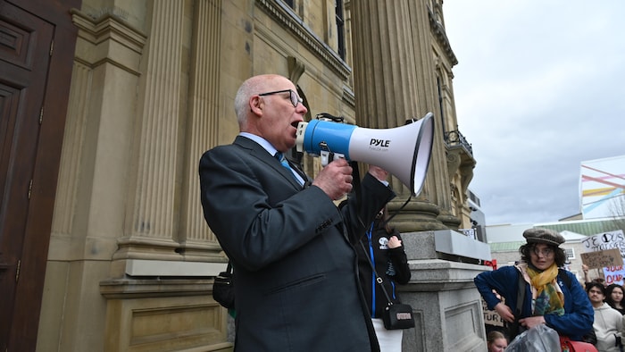 David Coon avec un porte-voix.