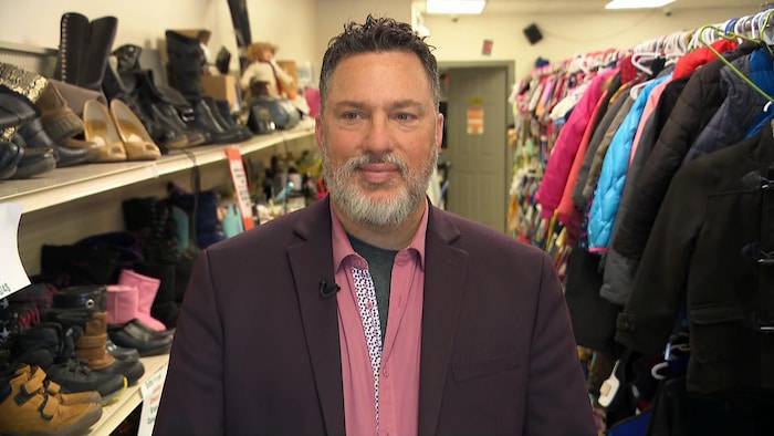 David Couturier interviewé dans la friperie.