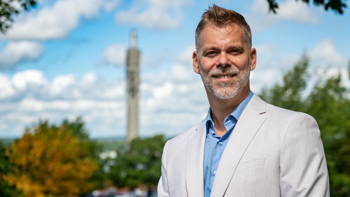 un homme qui sourit.