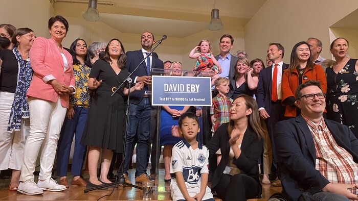 David Eby, sa famille, ses amis et collègues, souriants.