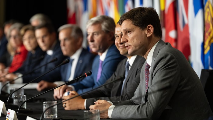 Le premier ministre de la Colombie-Britannique, David Eby, répond à une question des journalistes lors de la conférence de presse de clôture de la rencontre des premiers ministres, en compagnie de ses homologues et du premier ministre du Canada, Mark Carney, à Charlottetown, le jeudi 23 juillet 2026.