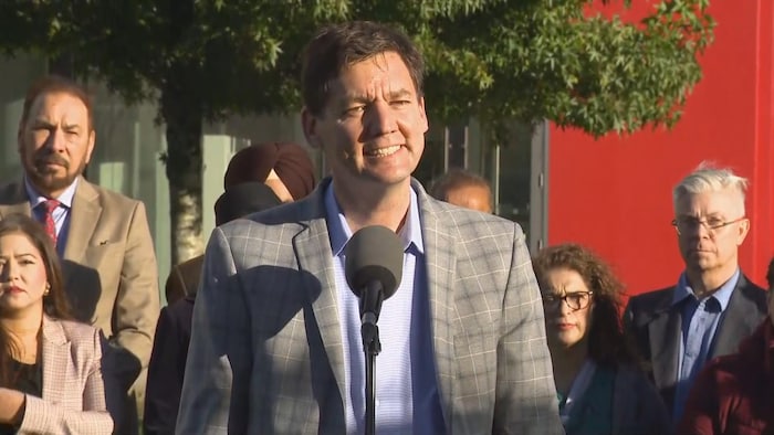 David Eby lors d'un point de presse, devant quelques personnes, le 9 octobre 2026.