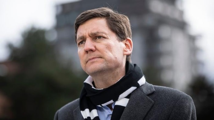 David Eby qui porte un foulard par-dessus son manteau.