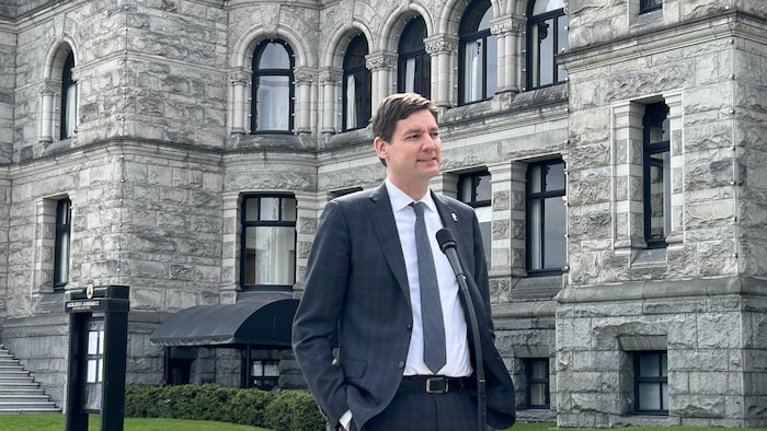 David Eby devant l'assemblée législative à Victoria.