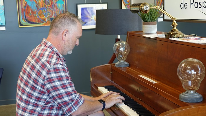 Citizen David Felker who plays the piano.