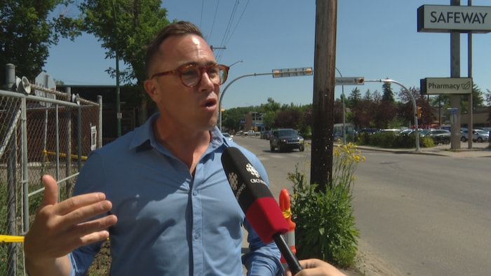 David Foh parle au journaliste.