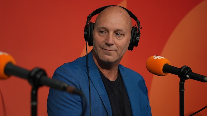 David Fortin est assis derrière un micro de Radio-Canada, lors d'une émission spéciale de Première heure, le 4 septembre 2026, au Cégep Limoilou.