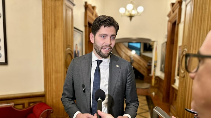 David Hickey répond à des journalistes à la sortie de l'Assemblée législative.