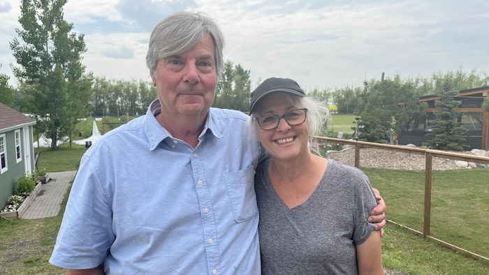 David et Katherine Hogue devant leur ferme, le 6 juillet, 2025