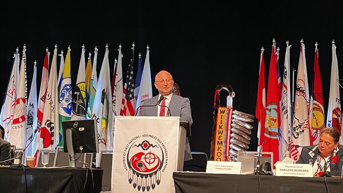 David Lametti devant le podium de l'Assemblée des Premières Nations.