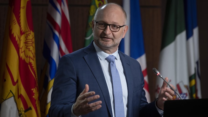 El ministro canadiense de Justicia, David Lametti, responde a una pregunta en una rueda de prensa en Ottawa