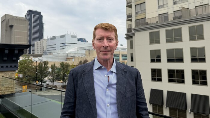 Portrait de David Lawrenson, conseiller en défense et en aérospatiale chez Deep Breathe.