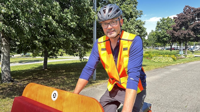 Le coordonnateur de l'Association Rimouski ville cyclable, David Le Roi, sur une bicyclette.
