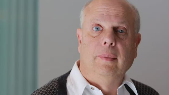 David Lepofsky regarde la caméra.