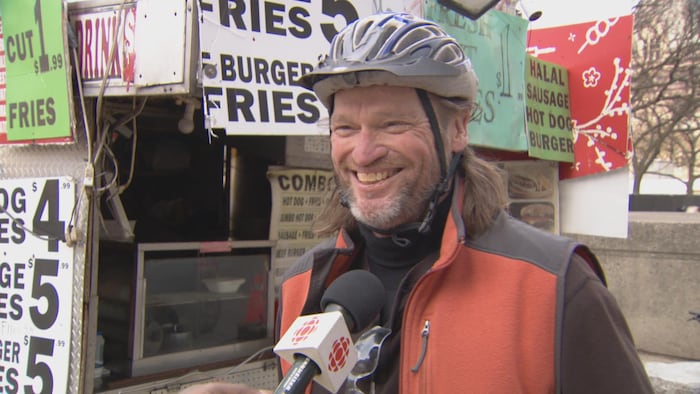 David Mackie porte un casque