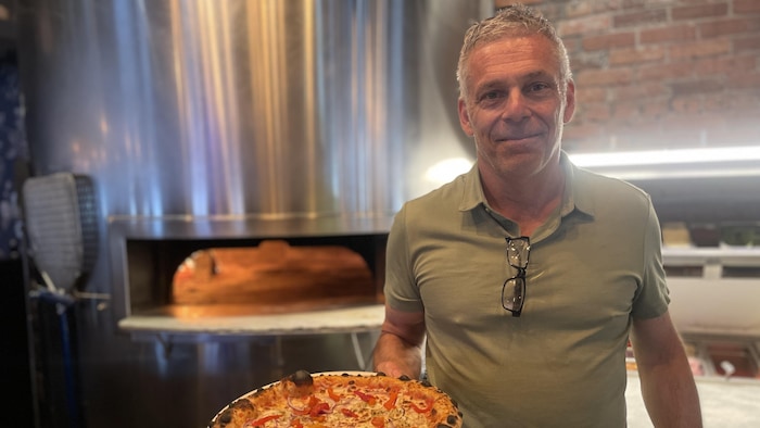 David Mangano, une pizza à la main.