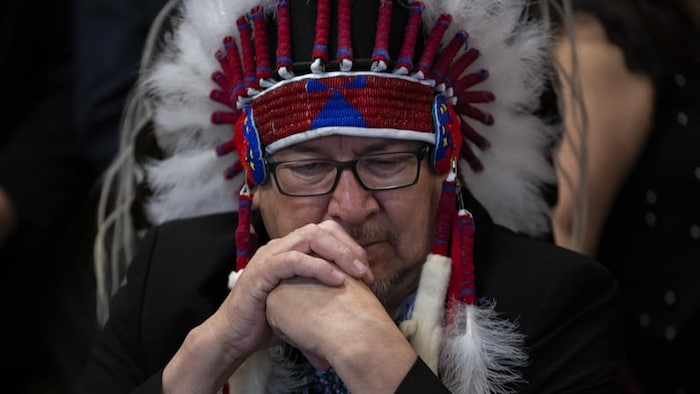 David Monias, portant sa coiffe traditionnelle, lors de la conférence de presse faisant suite à la décision de la Cour du Banc du Roi du 11 mai 2026.