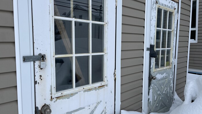 Entrée d'une remise obstruée par la neige.