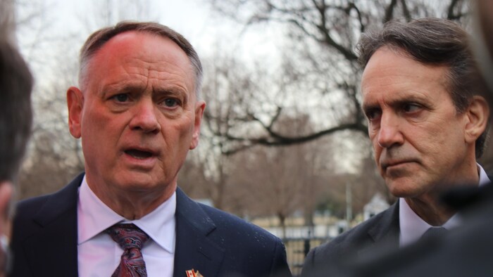 MM. McGuinty et Brosseau parlant à des journalistes.