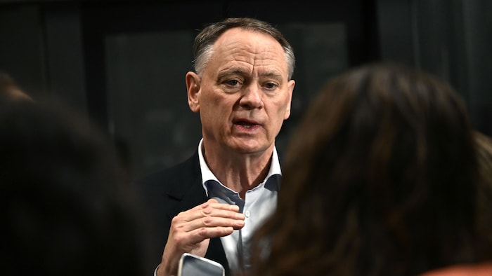 David McGuinty em uma entrevista com jornalistas.