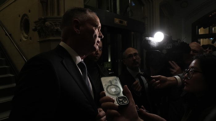 David McGuinty s'adresse aux médias.
