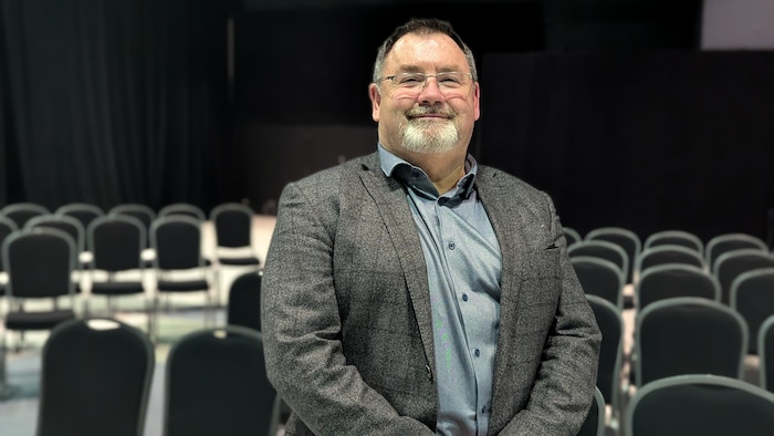 David McLaren dans une salle de Témiscaming.